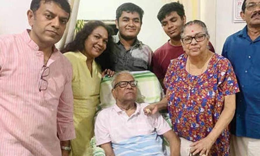 വി എസ് അച്യുതാനന്ദന് ആശുപത്രി വിട്ടു വി എസ് അച്യുതാനന്ദന് ആശുപത്രി വിട്ടു