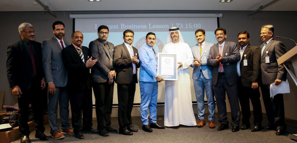 ലോകത്തിലെ ഏറ്റവും ദൈര്‍ഘ്യമേറിയ ബിസിനസ് പാഠം: എം.എ റഷീദിന് ഗിന്നസ് റെക്കോര്‍ഡ് സമ്മാനിച്ചു