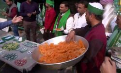 ഗാസിയാബാദില്‍ ആഘോഷത്തിന്റെ മണിക്കൂറുകള്‍; കര്‍ഷക പ്രതിഷേധക്കാര്‍ മധുരം വിതരണം ചെയ്തു