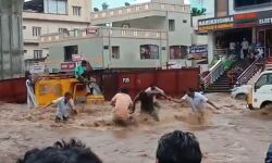 ആന്ധ്രയിലെ കനത്ത മഴ, ഉരുള്പൊട്ടല്; വാഹനങ്ങള് ഒലിച്ചുപോയി, തിരുമല ക്ഷേത്രം അടച്ചു (വീഡിയോ) ആന്ധ്രയിലെ കനത്ത മഴ, ഉരുള്പൊട്ടല്; വാഹനങ്ങള് ഒലിച്ചുപോയി, തിരുമല ക്ഷേത്രം അടച്ചു (വീഡിയോ)