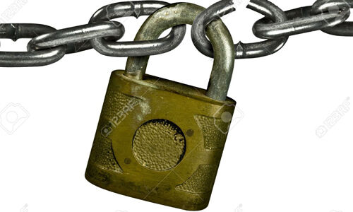 പെരിന്തല്‍മണ്ണ നഗരത്തില്‍ മോഷണ പരമ്പര: ബൈപ്പാസിലെ തുണിക്കടയുടെ ചില്ലുവാതിലിന്റെ പൂട്ട് തകര്‍ത്ത നിലയില്‍