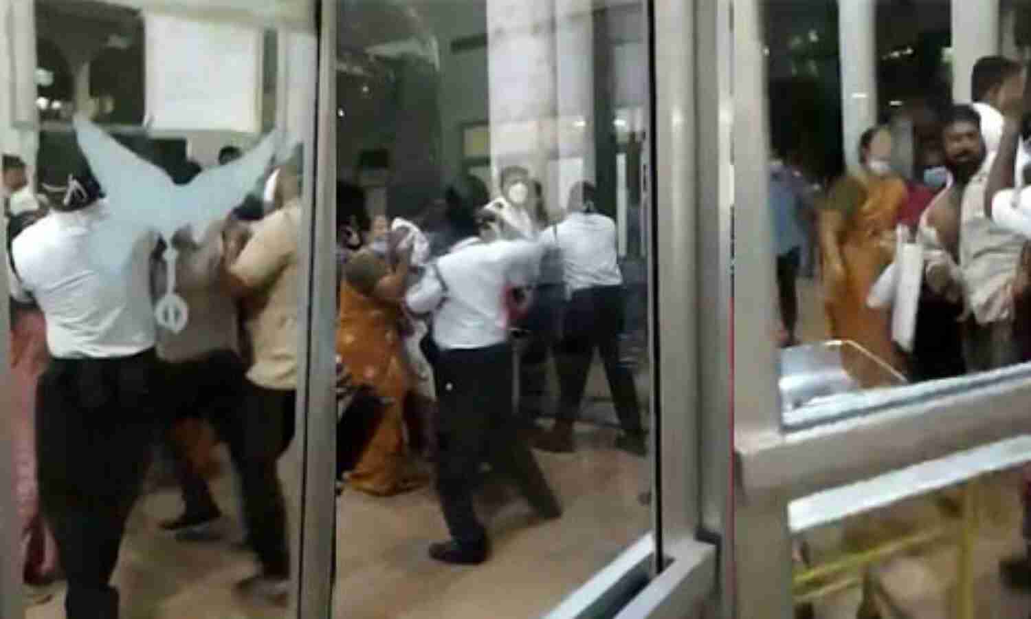 മെഡിക്കല് കോളജ് സംഭവം: ആവശ്യമെങ്കില് സെക്യൂരിറ്റി ഏജന്സിയുമായുള്ള കരാര് റദ്ദാക്കാന് സര്ക്കാര് നിര്ദേശം മെഡിക്കല് കോളജ് സംഭവം: ആവശ്യമെങ്കില് സെക്യൂരിറ്റി ഏജന്സിയുമായുള്ള കരാര് റദ്ദാക്കാന് സര്ക്കാര് നിര്ദേശം