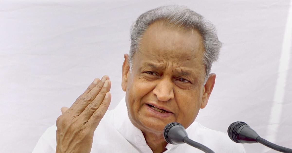 രാജസ്ഥാന്: ആഭ്യന്തര- ധന വകുപ്പുകള് മുഖ്യമന്ത്രിക്കുതന്നെ; മന്ത്രിമാര്ക്ക് വകുപ്പുകള് നിശ്ചയിച്ചു രാജസ്ഥാന്: ആഭ്യന്തര- ധന വകുപ്പുകള് മുഖ്യമന്ത്രിക്കുതന്നെ; മന്ത്രിമാര്ക്ക് വകുപ്പുകള് നിശ്ചയിച്ചു