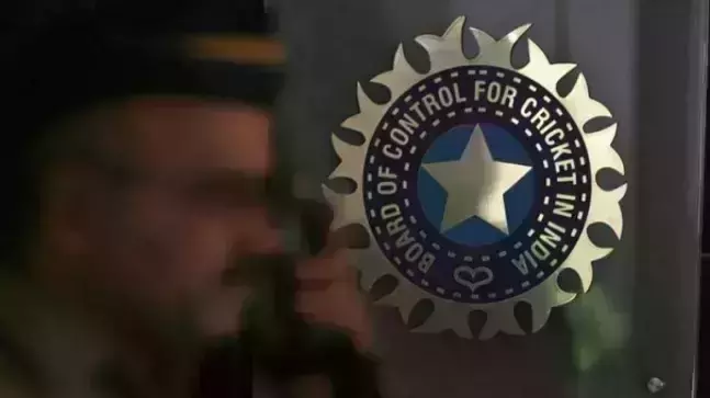 താരങ്ങള്ക്ക് ഇഷ്ടമുള്ളത് കഴിക്കാം; ഹലാല് ഭക്ഷണ വിവാദത്തില് വിശദീകരണവുമായി ബിസിസിഐ താരങ്ങള്ക്ക് ഇഷ്ടമുള്ളത് കഴിക്കാം; ഹലാല് ഭക്ഷണ വിവാദത്തില് വിശദീകരണവുമായി ബിസിസിഐ