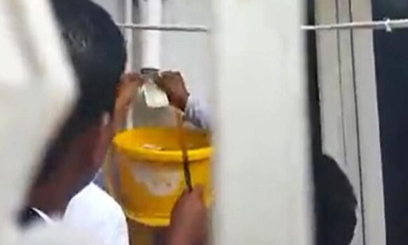 പിഡബ്ല്യുഡി എഞ്ചിനീയറുടെ വീട്ടിലെ പൈപ്പില് നിന്നും പിടിച്ചെടുത്തത് 40 ലക്ഷം രൂപ പിഡബ്ല്യുഡി എഞ്ചിനീയറുടെ വീട്ടിലെ പൈപ്പില് നിന്നും പിടിച്ചെടുത്തത് 40 ലക്ഷം രൂപ