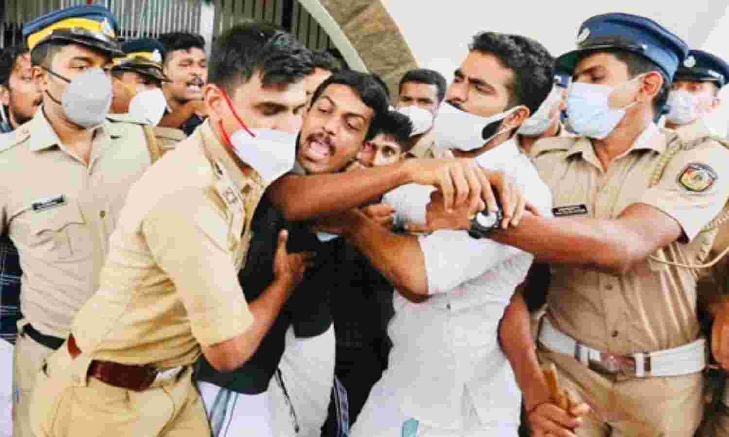പുനര്നിയമനം: വിസിക്ക് നേരേ സര്വകലാശാലയില് കെഎസ്യു പ്രതിഷേധം; കമ്മ്യൂണിസ്റ്റ് കഷായവും ചുവന്ന കൊടിയും സമര്പ്പിച്ചു പുനര്നിയമനം: വിസിക്ക് നേരേ സര്വകലാശാലയില് കെഎസ്യു പ്രതിഷേധം; കമ്മ്യൂണിസ്റ്റ് കഷായവും ചുവന്ന കൊടിയും സമര്പ്പിച്ചു