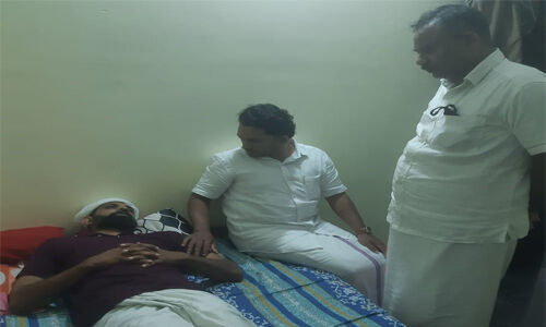 ആര്എസ്എസ് ആക്രമണത്തില് പരിക്കേറ്റ പോപുലര് ഫ്രണ്ട് പ്രവര്ത്തകനെ എസ്ഡിപിഐ നേതാക്കള് സന്ദര്ശിച്ചു ആര്എസ്എസ് ആക്രമണത്തില് പരിക്കേറ്റ പോപുലര് ഫ്രണ്ട് പ്രവര്ത്തകനെ എസ്ഡിപിഐ നേതാക്കള് സന്ദര്ശിച്ചു