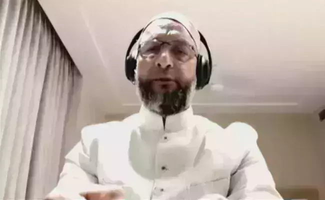 താന് ആരുടെ ഏജന്റ്, ഒന്നിച്ചിരുന്ന് തീരുമാനിക്കൂ: സമാജ്വാദി, കോണ്ഗ്രസ്, ബിജെപി പാര്ട്ടികളോട് ഉവൈസി താന് ആരുടെ ഏജന്റ്, ഒന്നിച്ചിരുന്ന് തീരുമാനിക്കൂ: സമാജ്വാദി, കോണ്ഗ്രസ്, ബിജെപി പാര്ട്ടികളോട് ഉവൈസി