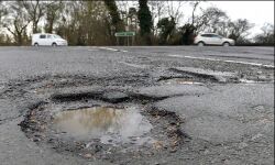 കുത്തിപ്പൊളിച്ച റോഡുകള്‍ നന്നാക്കാന്‍ പൊളിച്ചവര്‍ക്ക് ഉത്തരവാദിത്തമുണ്ട്; ജലവകുപ്പിനെതിരെ മന്ത്രി മുഹമ്മദ് റിയാസ്