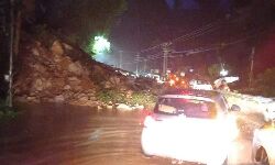 കനത്ത മഴ; കൊല്ലം നിലമേല്‍ എംസി റോഡില്‍ മണ്ണിടിച്ചില്‍