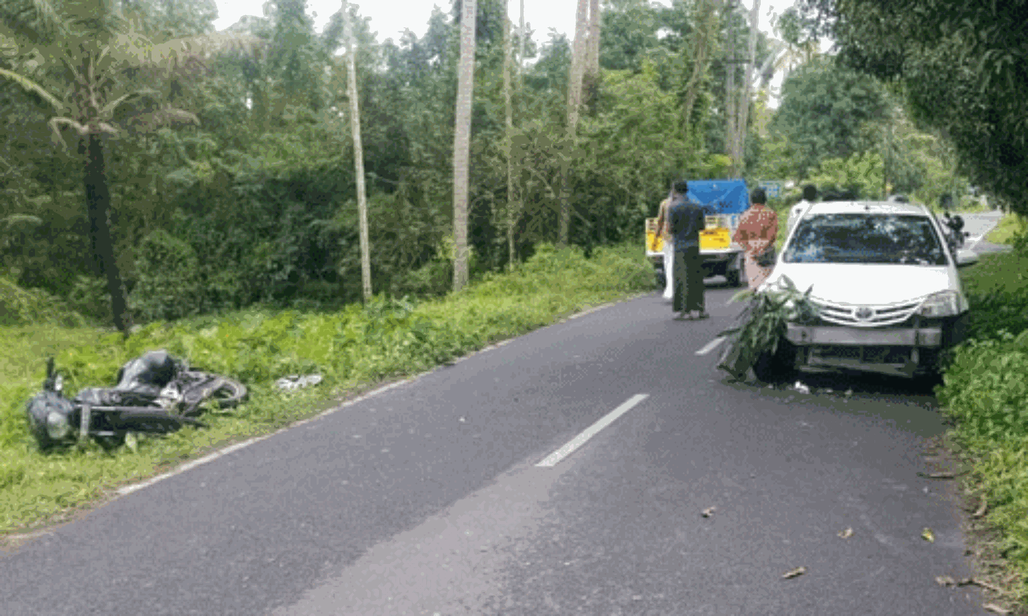 കാറില് ബൈക്കിടിച്ച് രണ്ട് യുവാക്കള്ക്ക് പരുക്കേറ്റു കാറില് ബൈക്കിടിച്ച് രണ്ട് യുവാക്കള്ക്ക് പരുക്കേറ്റു