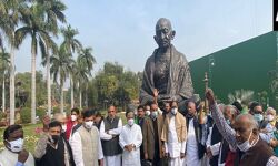 എംപിമാരുടെ സസ്‌പെന്‍ഷന്‍; ഗാന്ധി പ്രതിമയ്ക്കു മുന്നില്‍ പ്രതിപക്ഷ എംപിമാരുടെ പ്രതിഷേധം