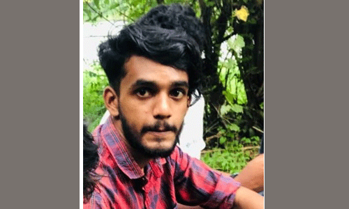 കാറില് ബൈക്കിടിച്ച് പരുക്കേറ്റ യുവാവ് മരിച്ചു കാറില് ബൈക്കിടിച്ച് പരുക്കേറ്റ യുവാവ് മരിച്ചു