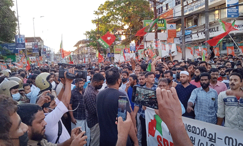 മുസ്ലിം പള്ളികള് തകര്ക്കുമെന്ന ഭീഷണി; ആര്എസ്എസ്സിന് താക്കീതായി ജനകീയ പ്രതിഷേധങ്ങള് മുസ്ലിം പള്ളികള് തകര്ക്കുമെന്ന ഭീഷണി; ആര്എസ്എസ്സിന് താക്കീതായി ജനകീയ പ്രതിഷേധങ്ങള്