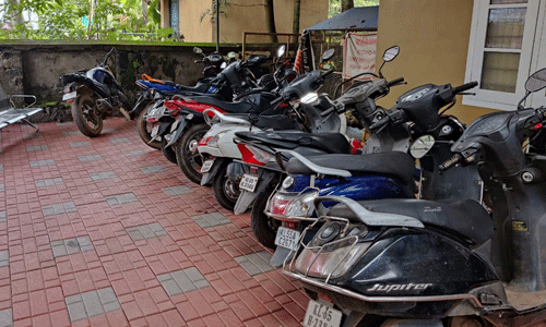 സ്‌കൂളുകള്‍ കേന്ദ്രീകരിച്ച് വാഹന പരിശോധന: 30 വാഹനങ്ങള്‍ പോലിസ് പിടിച്ചെടുത്തു