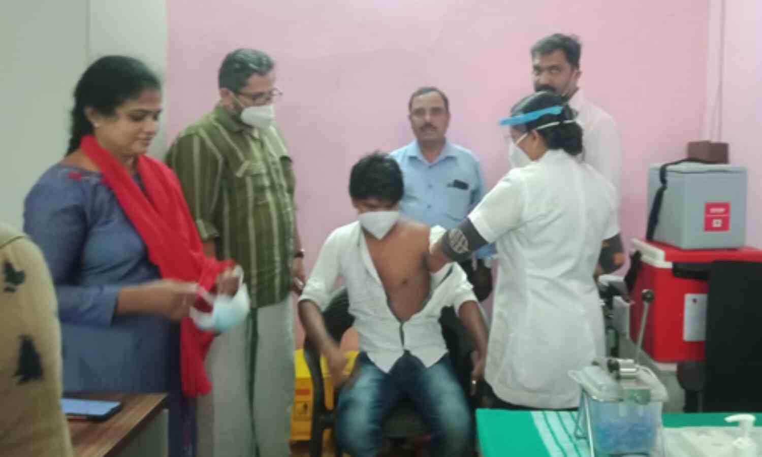 കൊവിഡ് പ്രതിരോധം: ഇതര സംസ്ഥാന തൊഴിലാളികള്ക്ക് എറണാകുളത്ത് 300 വാക്സിനേഷന് ക്യാപുകള് കൊവിഡ് പ്രതിരോധം: ഇതര സംസ്ഥാന തൊഴിലാളികള്ക്ക് എറണാകുളത്ത് 300 വാക്സിനേഷന് ക്യാപുകള്