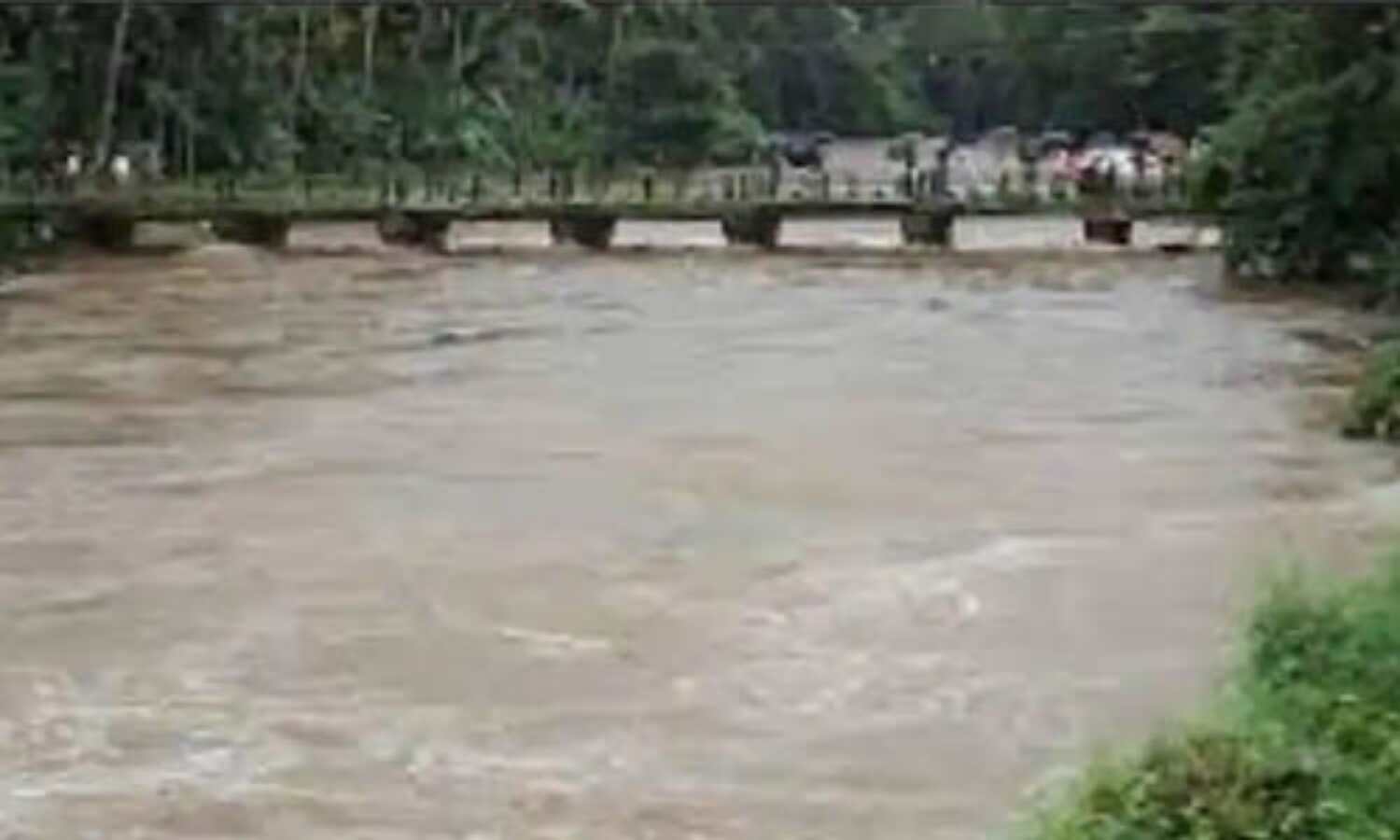കൊക്കയാറില് ഉരുള്പൊട്ടല്; മൂന്ന് കുടുംബങ്ങള് ഒറ്റപ്പെട്ടു, കൂട്ടിക്കല് മേഖലയിലും കനത്ത മഴ കൊക്കയാറില് ഉരുള്പൊട്ടല്; മൂന്ന് കുടുംബങ്ങള് ഒറ്റപ്പെട്ടു, കൂട്ടിക്കല് മേഖലയിലും കനത്ത മഴ