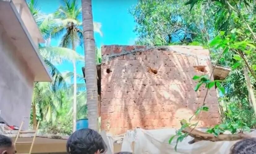 കോഴിക്കോട്ട് നിര്മാണത്തിലിരിക്കുന്ന വീടിന്റെ വാര്പ്പ് തകര്ന്നുവീണ് ഒരാള് മരിച്ചു കോഴിക്കോട്ട് നിര്മാണത്തിലിരിക്കുന്ന വീടിന്റെ വാര്പ്പ് തകര്ന്നുവീണ് ഒരാള് മരിച്ചു