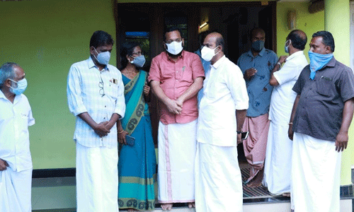 ഹെലികോപ്റ്റര് അപകടത്തില് മരിച്ച എ പ്രദീപിന്റെ വീട് മന്ത്രി സന്ദര്ശിച്ചു ഹെലികോപ്റ്റര് അപകടത്തില് മരിച്ച എ പ്രദീപിന്റെ വീട് മന്ത്രി സന്ദര്ശിച്ചു