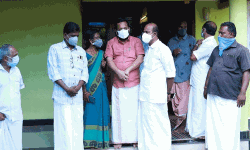 ഹെലികോപ്റ്റര് അപകടത്തില് മരിച്ച എ പ്രദീപിന്റെ വീട് മന്ത്രി സന്ദര്ശിച്ചു ഹെലികോപ്റ്റര് അപകടത്തില് മരിച്ച എ പ്രദീപിന്റെ വീട് മന്ത്രി സന്ദര്ശിച്ചു