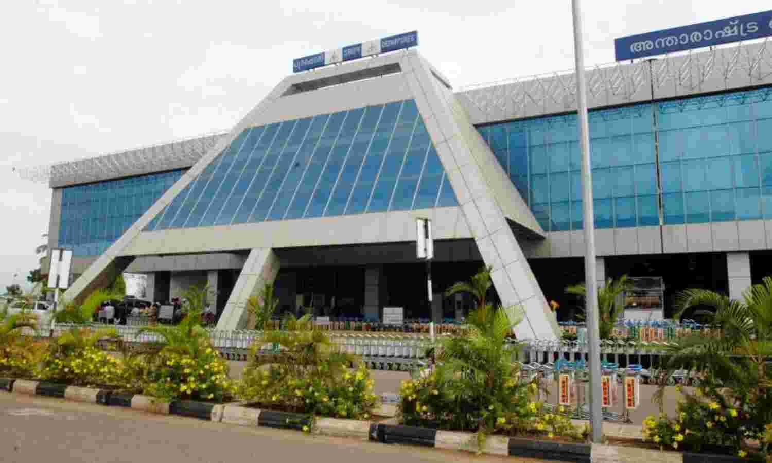 കരിപ്പൂര് വിമാനത്താവളത്തില് 50 ലക്ഷം രൂപയുടെ സ്വര്ണം പിടികൂടി കരിപ്പൂര് വിമാനത്താവളത്തില് 50 ലക്ഷം രൂപയുടെ സ്വര്ണം പിടികൂടി