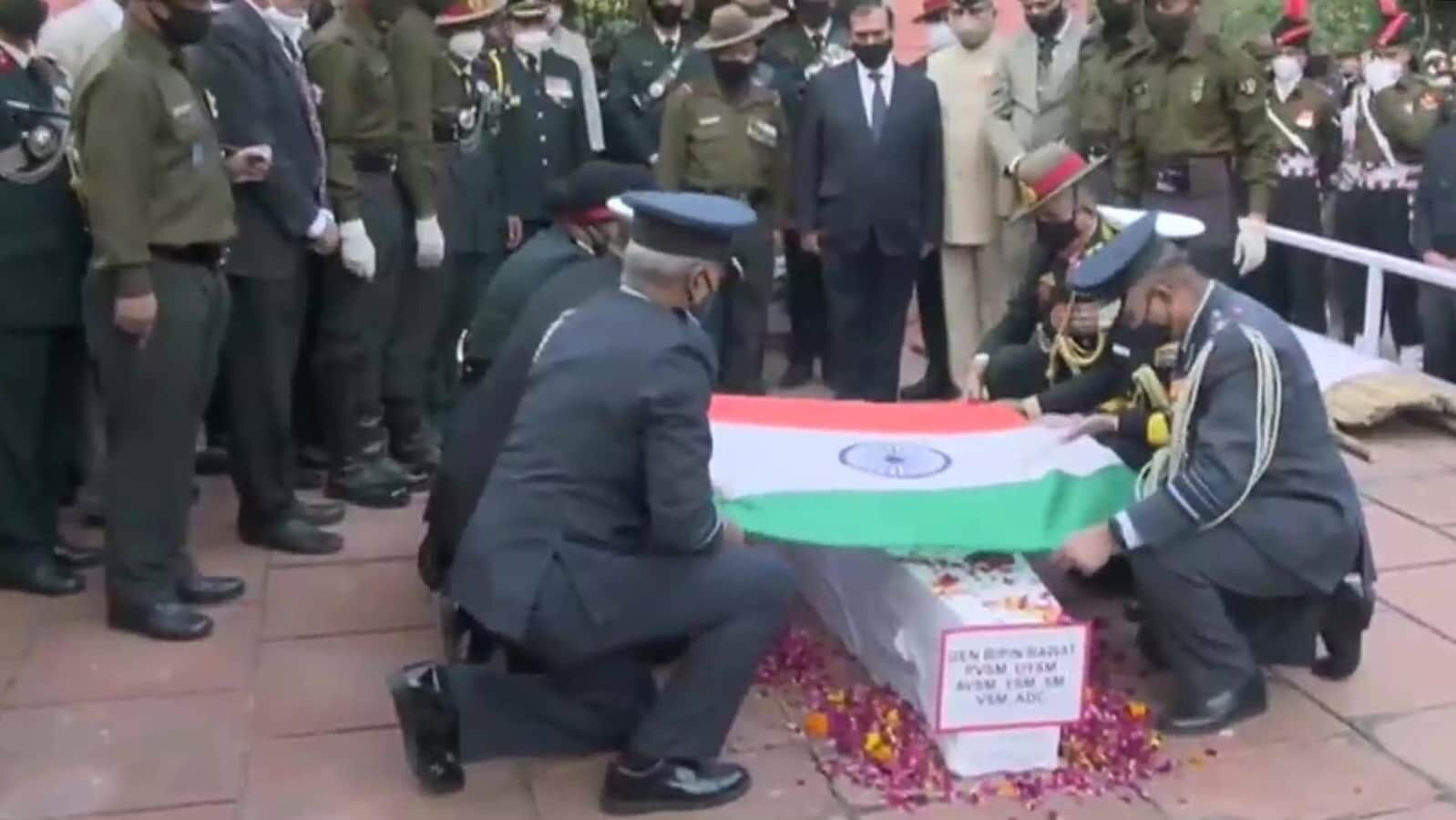 ജനറല്‍ ബിപിന്‍ റാവത്തിന്റെ ഭൗതികശരീരം സൈനിക ബഹുമതികളോടെ സംസ്‌കരിച്ചു