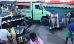 നിയന്ത്രണംവിട്ട മിനിലോറി ഓട്ടോ സ്റ്റാന്‍ഡിലേക്ക് ഇടിച്ചുകയറി ഏഴു പേര്‍ക്ക് പരിക്ക്