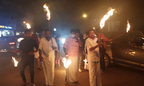 വിസിക്കെതിരേ സമരം ശക്തമാക്കി കെഎസ്‌യു; രാജി ആവശ്യവുമായി വസതിയിലേക്ക് തീപന്തവുമായി നൈറ്റ് മാര്‍ച്ച് നടത്തി