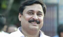 ജോലിവാഗ്ദാനം നല്‍കി സര്‍ക്കാര്‍ വഞ്ചിച്ചു; സെക്രട്ടേറിയറ്റിന് മുന്നില്‍ മുട്ടിലിഴഞ്ഞ് കായികതാരങ്ങളുടെ പ്രതിഷേധം