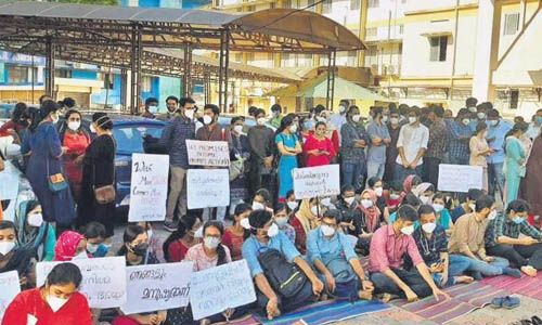 പിജി ഡോക്ടര്മാര് സമരം തുടരുന്നു; സര്ക്കാരിന്റെ നിര്ണായക ചര്ച്ച ഇന്ന് പിജി ഡോക്ടര്മാര് സമരം തുടരുന്നു; സര്ക്കാരിന്റെ നിര്ണായക ചര്ച്ച ഇന്ന്
