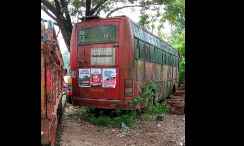 റോഡരികില്‍ ഉപേക്ഷിക്കപ്പെട്ട നിലയിലുള്ള ബസ് യാത്രക്കാര്‍ക്ക് അപകട ഭീഷണി ഉയര്‍ത്തുന്നു