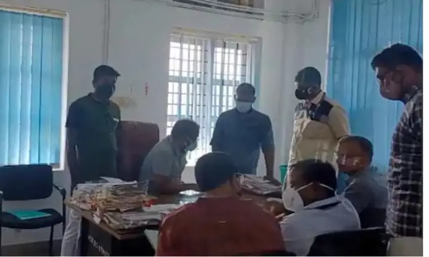 25000 രൂപ കൈക്കൂലി വാങ്ങുന്നതിനിടെ മലിനീകരണ നിയന്ത്രണ ബോര്ഡ് ഉദ്യോഗസ്ഥന് പിടിയില് 25000 രൂപ കൈക്കൂലി വാങ്ങുന്നതിനിടെ മലിനീകരണ നിയന്ത്രണ ബോര്ഡ് ഉദ്യോഗസ്ഥന് പിടിയില്