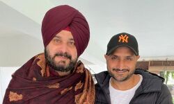 ഹര്ബജന് കോണ്ഗ്രസ്സില് ചേരുമോ? സാധ്യതകള് തുറന്നിട്ട് സിദ്ദുവിന്റെ ട്വീറ്റ് ഹര്ബജന് കോണ്ഗ്രസ്സില് ചേരുമോ? സാധ്യതകള് തുറന്നിട്ട് സിദ്ദുവിന്റെ ട്വീറ്റ്