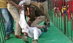 പഞ്ചാബില് മുഖ്യമന്ത്രിയുടെ റാലിക്കിടയില് പ്രതിഷേധം; തൊഴില്രഹിതരായ അധ്യാപകരെ പോലിസ് തല്ലിച്ചതച്ചു പഞ്ചാബില് മുഖ്യമന്ത്രിയുടെ റാലിക്കിടയില് പ്രതിഷേധം; തൊഴില്രഹിതരായ അധ്യാപകരെ പോലിസ് തല്ലിച്ചതച്ചു