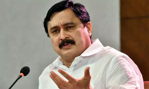 ചര്‍ച്ചയ്ക്കായി രണ്ട് മണിക്കൂര്‍ കാത്തിരുന്നു; മന്ത്രി അപമാനിച്ചെന്ന് കായികതാരങ്ങള്‍