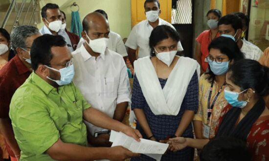 പ്രദീപിന്റെ കുടുംബത്തിന് ഒരാഴ്ചയ്ക്കുള്ളില് സര്ക്കാര് സഹായം; വീട്ടിലെത്തി ഉത്തരവ് കൈമാറി മന്ത്രി കെ രാജന് പ്രദീപിന്റെ കുടുംബത്തിന് ഒരാഴ്ചയ്ക്കുള്ളില് സര്ക്കാര് സഹായം; വീട്ടിലെത്തി ഉത്തരവ് കൈമാറി മന്ത്രി കെ രാജന്