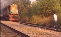 ട്രെയിന് തട്ടി അച്ഛനും മകനും മരിച്ചു ട്രെയിന് തട്ടി അച്ഛനും മകനും മരിച്ചു