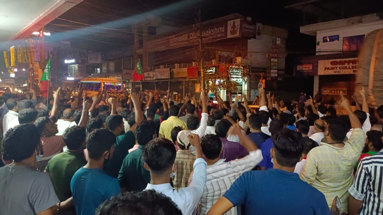 എസ്ഡിപിഐ നേതാവിനെതിരായ ആര്എസ്എസ്സിന്റെ വധശ്രമം; സംസ്ഥാന വ്യാപക പ്രതിഷേധം എസ്ഡിപിഐ നേതാവിനെതിരായ ആര്എസ്എസ്സിന്റെ വധശ്രമം; സംസ്ഥാന വ്യാപക പ്രതിഷേധം