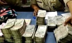 ബൈക്കിലെ രഹസ്യ അറകളില്‍ കടത്തിയ പണം പിടികൂടി