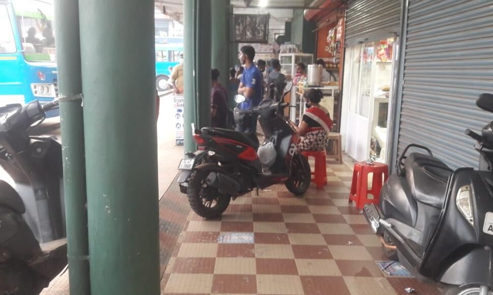 ഇരുചക്ര വാഹനങ്ങള് ബസ് സ്റ്റാന്റ് കൈയ്യടക്കിയത് യാത്രക്കാര്ക്ക് ബുദ്ധിമുട്ട് സൃഷ്ടിക്കുന്നു ഇരുചക്ര വാഹനങ്ങള് ബസ് സ്റ്റാന്റ് കൈയ്യടക്കിയത് യാത്രക്കാര്ക്ക് ബുദ്ധിമുട്ട് സൃഷ്ടിക്കുന്നു