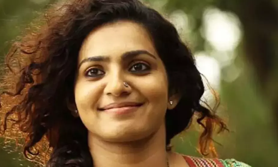 പിന്തുടര്ന്ന് ശല്യം ചെയ്യുന്നു; നടി പാര്വതി തിരുവോത്തിന്റെ പരാതിയില് യുവാവ് അറസ്റ്റില് പിന്തുടര്ന്ന് ശല്യം ചെയ്യുന്നു; നടി പാര്വതി തിരുവോത്തിന്റെ പരാതിയില് യുവാവ് അറസ്റ്റില്