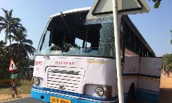 യാത്രക്കിടയിൽ ചില്ല് തകർന്നുവീണു: ഡ്രൈവറുടെ മനോധൈര്യത്താൽ ഒഴിവായത് വൻ ദുരന്തം