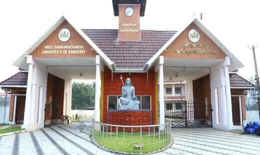 വിദ്യാര്ഥിനിയോട് അശ്ലീല ചുവയോടെ സംസാരിച്ച കാലടി സര്വ്വകലാശാല അധ്യാപകനെ സസ്പെന്റ് ചെയ്തു വിദ്യാര്ഥിനിയോട് അശ്ലീല ചുവയോടെ സംസാരിച്ച കാലടി സര്വ്വകലാശാല അധ്യാപകനെ സസ്പെന്റ് ചെയ്തു