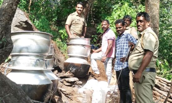അട്ടപ്പാടിയില് നിന്ന് 2400 ലിറ്റര് വാഷും 150 ലിറ്റര് ചാരായവും പിടിച്ചെടുത്തു അട്ടപ്പാടിയില് നിന്ന് 2400 ലിറ്റര് വാഷും 150 ലിറ്റര് ചാരായവും പിടിച്ചെടുത്തു