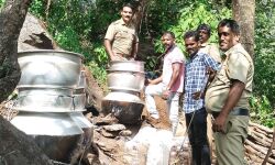 അട്ടപ്പാടിയില് നിന്ന് 2400 ലിറ്റര് വാഷും 150 ലിറ്റര് ചാരായവും പിടിച്ചെടുത്തു അട്ടപ്പാടിയില് നിന്ന് 2400 ലിറ്റര് വാഷും 150 ലിറ്റര് ചാരായവും പിടിച്ചെടുത്തു