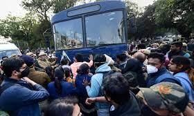 നീറ്റ് പി ജി കൗണ്സിലിങ് വൈകുന്നതിനെതിരേ ഡല്ഹിയില് റസിഡന്റ് ഡോക്ടര്മാരുടെ സമരം ശക്തം; മെഡിക്കല് ബന്ദിന് ആഹ്വാനം നീറ്റ് പി ജി കൗണ്സിലിങ് വൈകുന്നതിനെതിരേ ഡല്ഹിയില് റസിഡന്റ് ഡോക്ടര്മാരുടെ സമരം ശക്തം; മെഡിക്കല് ബന്ദിന് ആഹ്വാനം