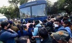 നീറ്റ് പി ജി കൗണ്‍സിലിങ് വൈകുന്നതിനെതിരേ ഡല്‍ഹിയില്‍ റസിഡന്റ് ഡോക്ടര്‍മാരുടെ സമരം ശക്തം; മെഡിക്കല്‍ ബന്ദിന് ആഹ്വാനം