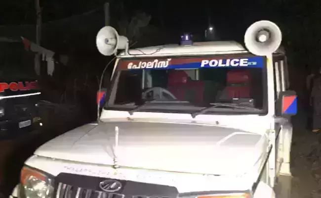 വിവരങ്ങള് ചോത്തി നല്കിയെന്നാരോപിച്ച് പോലിസുകാരന് സസ്പെന്ഷന് വിവരങ്ങള് ചോത്തി നല്കിയെന്നാരോപിച്ച് പോലിസുകാരന് സസ്പെന്ഷന്