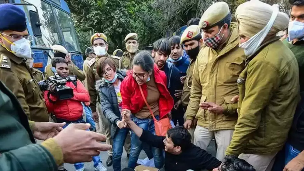 മന്ത്രിയുടെ ഉറപ്പ് തള്ളി; സമരം തുടരുമെന്ന് ഡോക്ടര്‍മാര്‍, എയിംസിലെ സമരം മാറ്റി