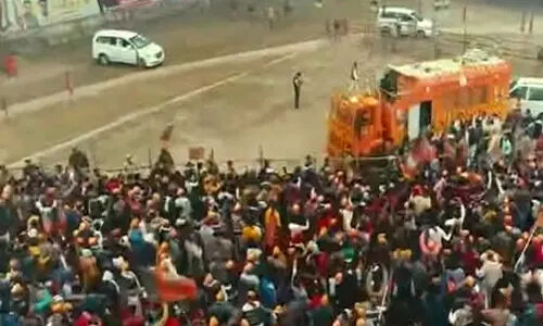 കൊവിഡ് മാനദണ്ഡങ്ങള്‍ വ്യാപകമായി ലംഘിക്കപ്പെടുന്നു; ആശങ്കപടര്‍ത്തി യുപിയിലെ തിരഞ്ഞെടുപ്പ് റാലികള്‍